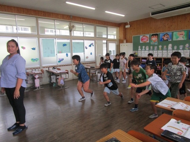 英語で「だるまさんが転んだ」