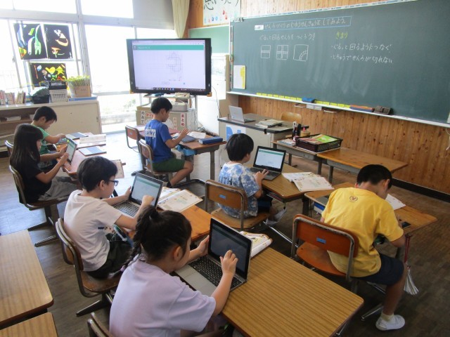 算数科　タブレットを使って線路を繋げました。