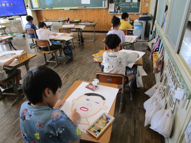 図画工作科　素敵な帽子を描いています。