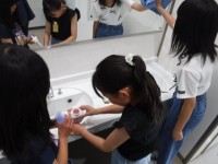 石鹸を補充しています。