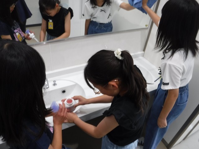 石鹸を補充しています。