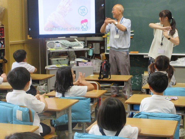 手洗いの歌で練習