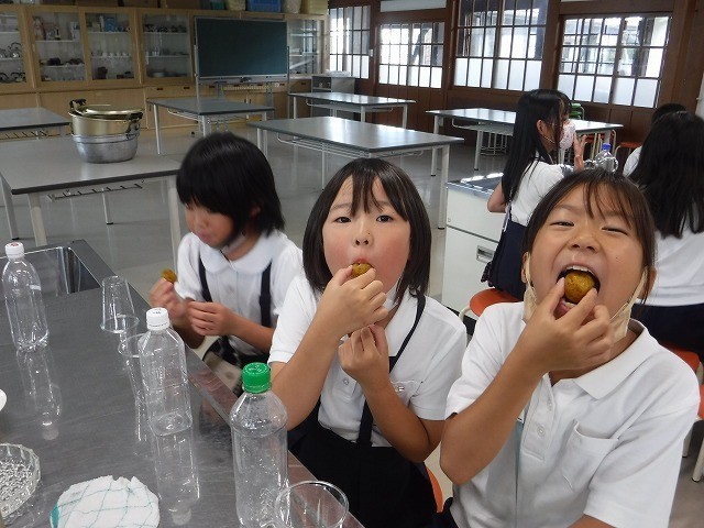 7月、出来上がった梅ジュースの梅、おいしいよ。
