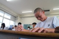 １学期の振り返りを書く様子