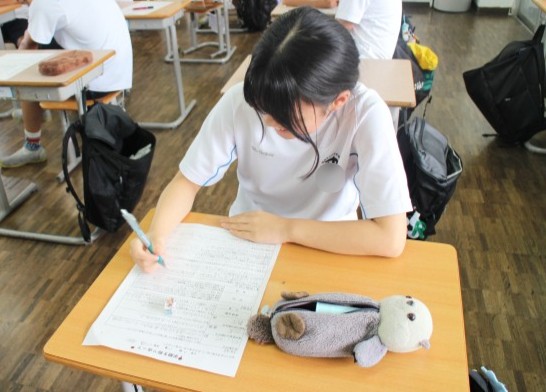 １学期の振り返りを書く様子