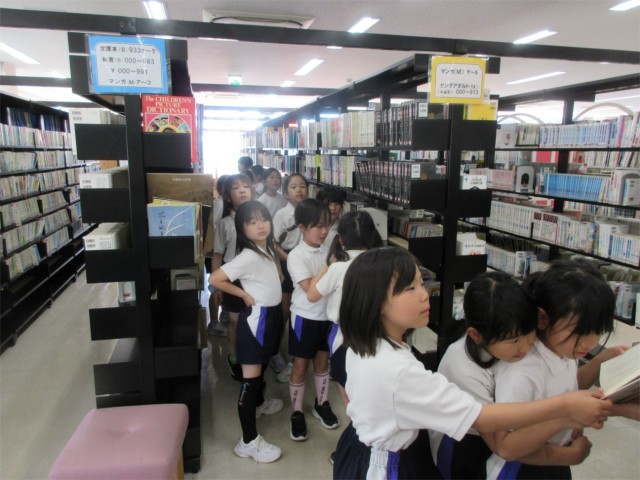 「図書館内を探検中」